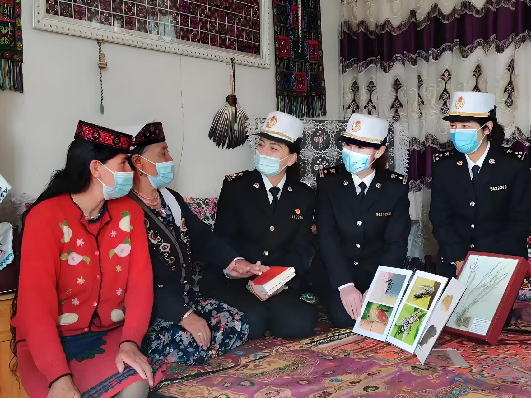 海關(guān)衛(wèi)士向藏民宣傳昆蟲保護(hù)知識(shí)