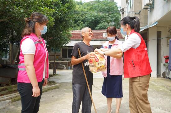 “七一”關(guān)愛(ài)空巢老人 傳遞黨的溫暖