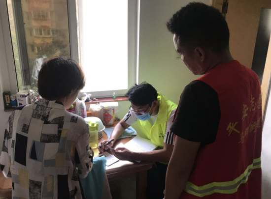 馨康苑社區(qū)黨支部:黨員志愿者關(guān)心特殊困難群眾