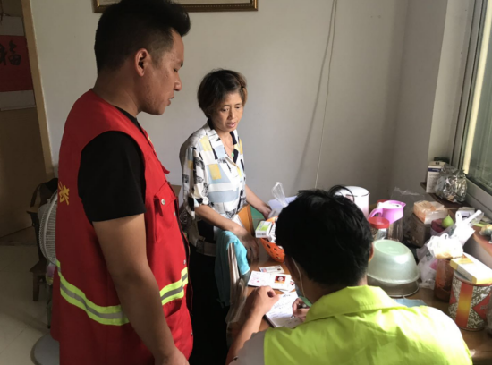 馨康苑社區(qū)黨支部:黨員志愿者關(guān)心特殊困難群眾