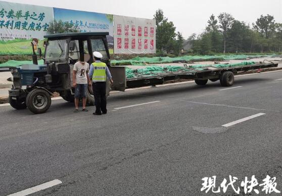 變形金剛？拖拉機(jī)私改 變身超長(zhǎng)版拖車