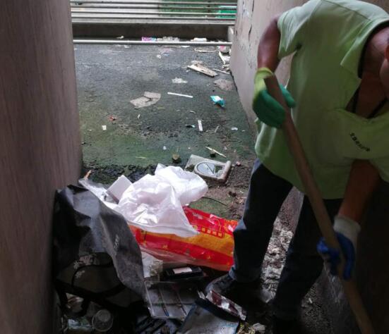 文康苑社區(qū)集中清理單元門(mén)平臺(tái)垃圾 提升居民生活環(huán)境