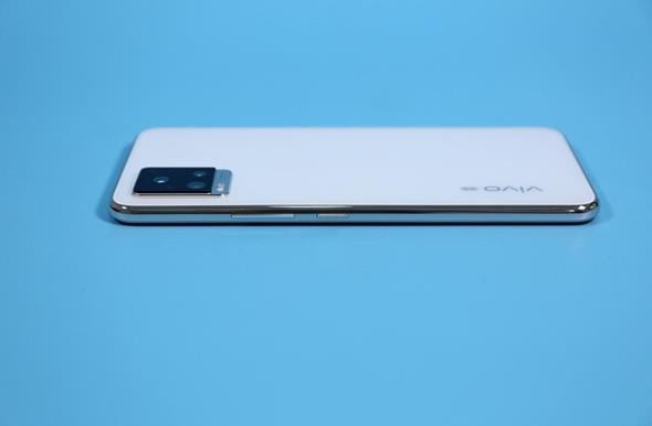 前置4400萬(wàn)像素雙攝！vivo S9線下海報(bào)曝光：或首發(fā)6nm天璣1100