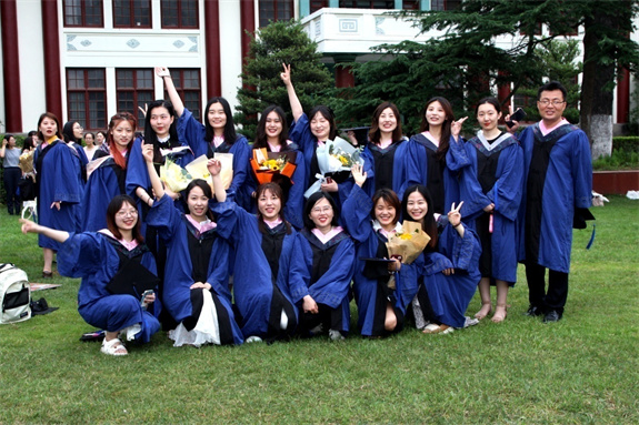 畢業(yè)季節(jié):校園生機勃勃 青春飛揚 愿為母校添光彩