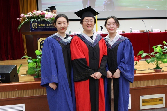 畢業(yè)季節(jié):校園生機勃勃 青春飛揚 愿為母校添光彩