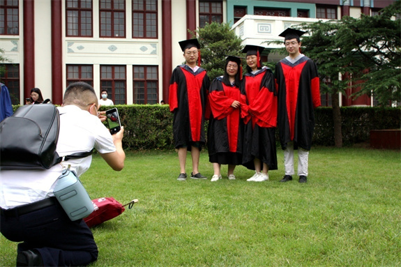 畢業(yè)季節(jié):校園生機勃勃 青春飛揚 愿為母校添光彩