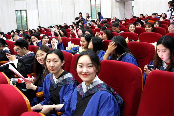 畢業(yè)季節(jié):校園生機勃勃 青春飛揚 愿為母校添光彩