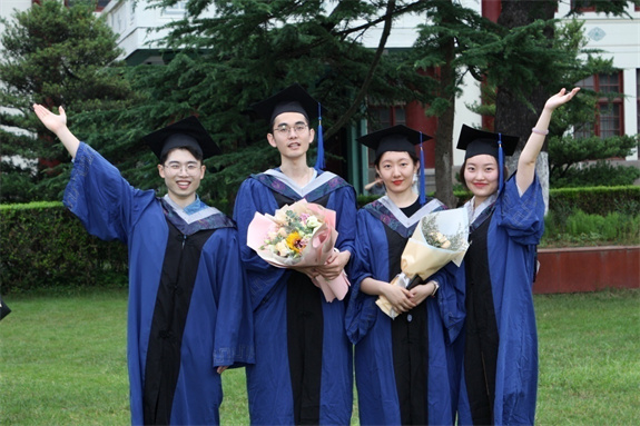 畢業(yè)季節(jié):校園生機勃勃 青春飛揚 愿為母校添光彩