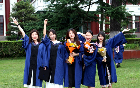 畢業(yè)季節(jié):校園生機勃勃 青春飛揚 愿為母校添光彩