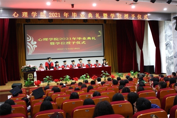 畢業(yè)季節(jié):校園生機勃勃 青春飛揚 愿為母校添光彩