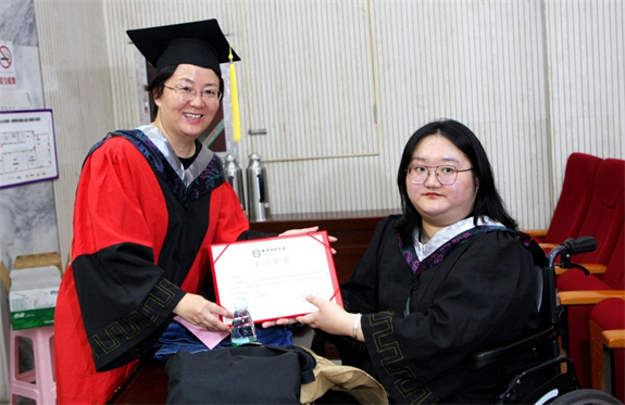 畢業(yè)季節(jié):校園生機勃勃 青春飛揚 愿為母校添光彩