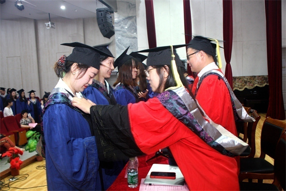 畢業(yè)季節(jié):校園生機勃勃 青春飛揚 愿為母校添光彩