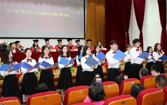 畢業(yè)季節(jié):校園生機勃勃 青春飛揚 愿為母校添光彩