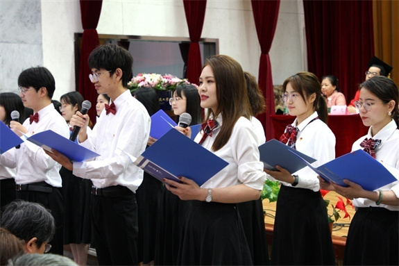 畢業(yè)季節(jié):校園生機勃勃 青春飛揚 愿為母校添光彩